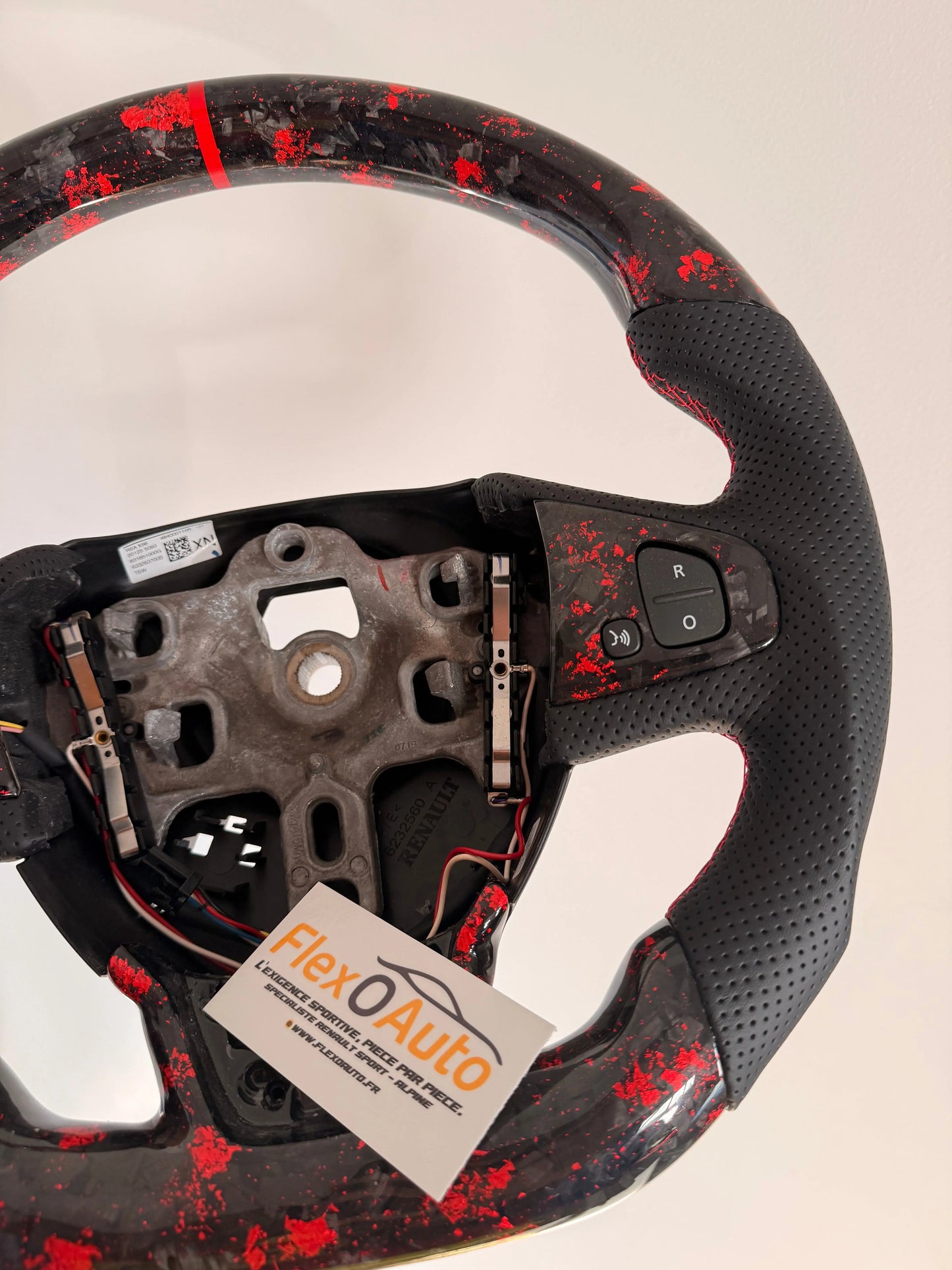 Volant Clio 4 RS Carbone Forgé Rouge – Cuir Perforé FlexOAuto