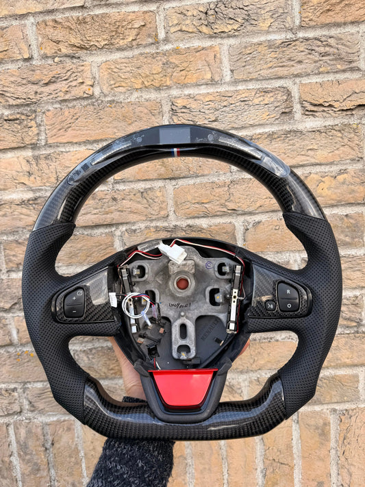 Volant-carbone-Renault-Clio-4-RS-5-façons-d-améliorer-votre-conduite FlexOAuto