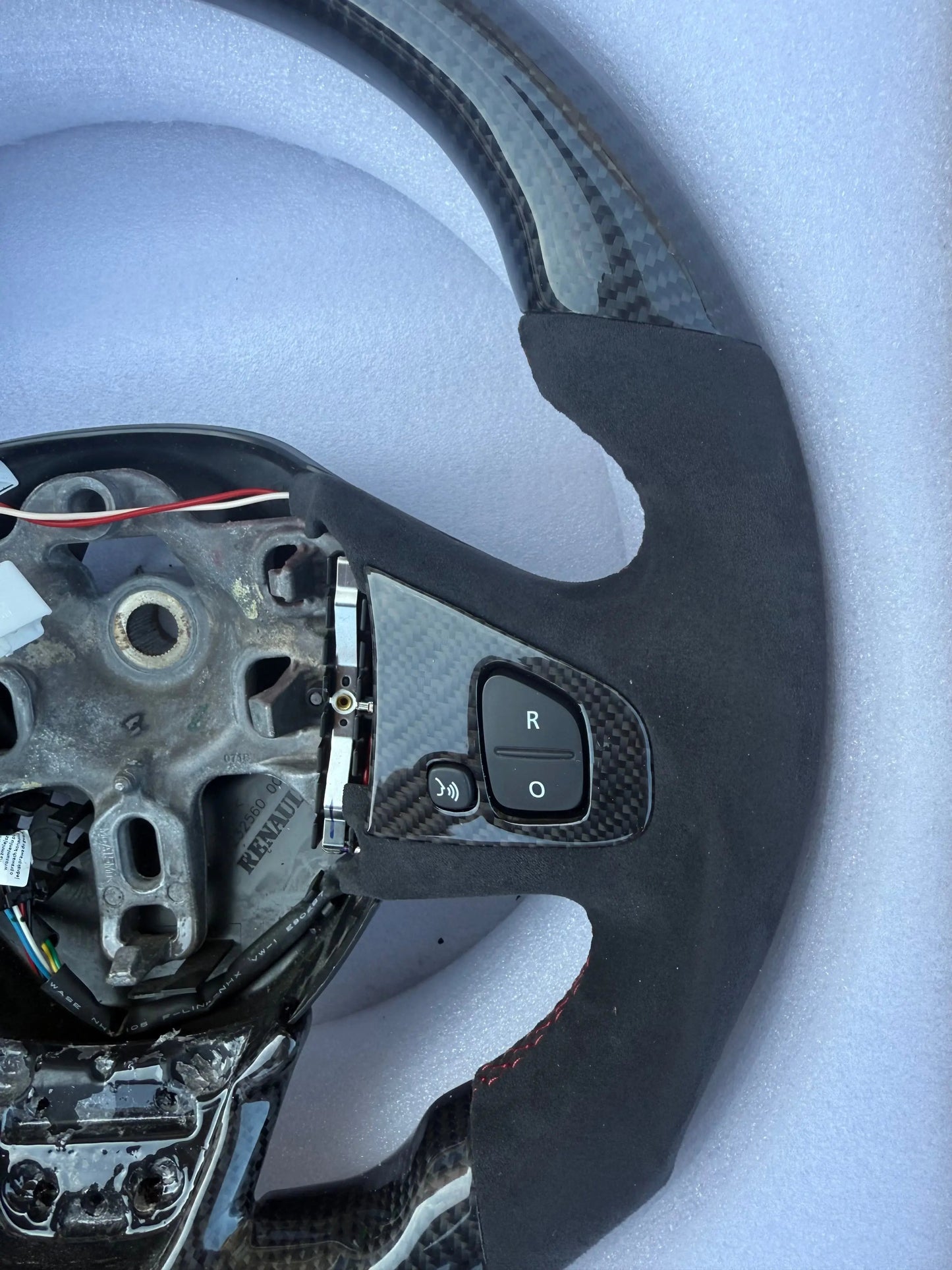 Volant Carbone Clio 4 RS – Surpiqûres blanches & repère racing FlexOAuto