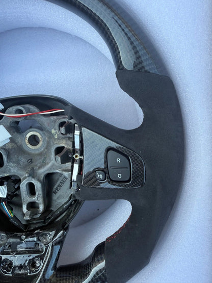 Volant Carbone Clio 4 RS – Surpiqûres blanches & repère racing FlexOAuto