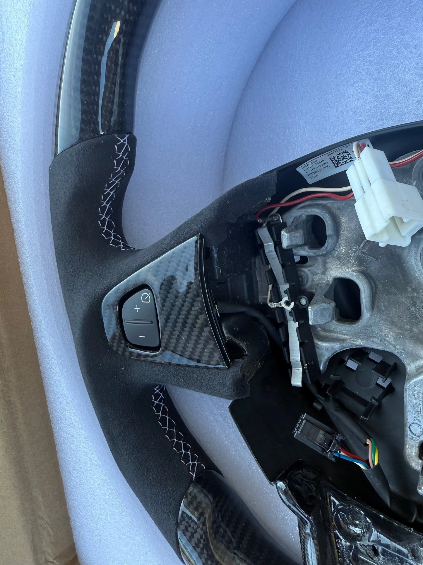 Volant Carbone Clio 4 RS – Surpiqûres blanches & repère racing FlexOAuto