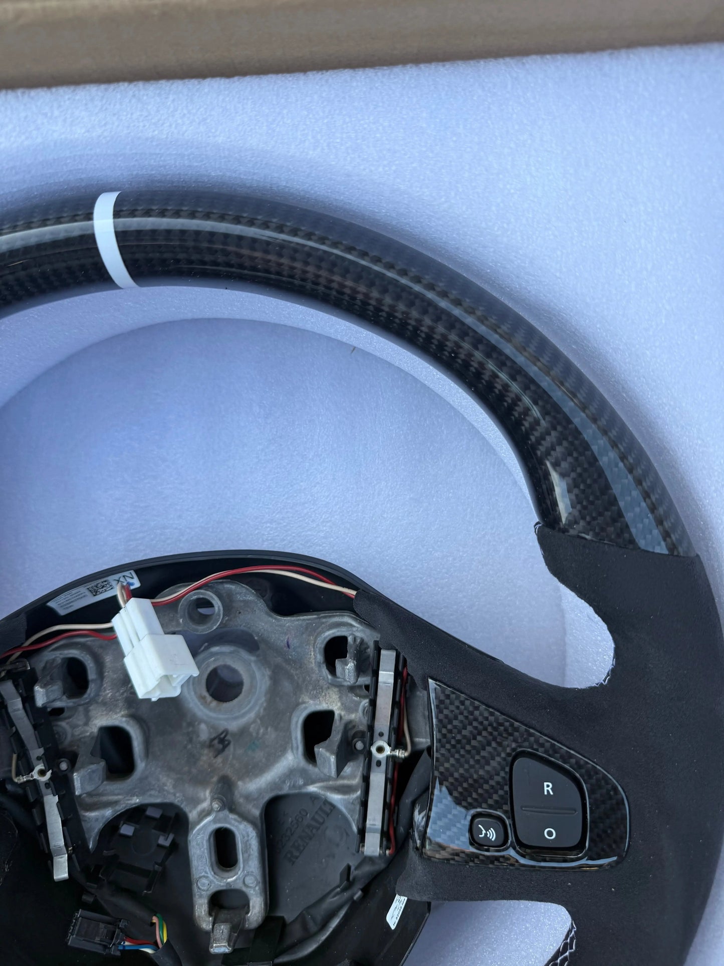 Volant Carbone Clio 4 RS – Surpiqûres blanches & repère racing FlexOAuto