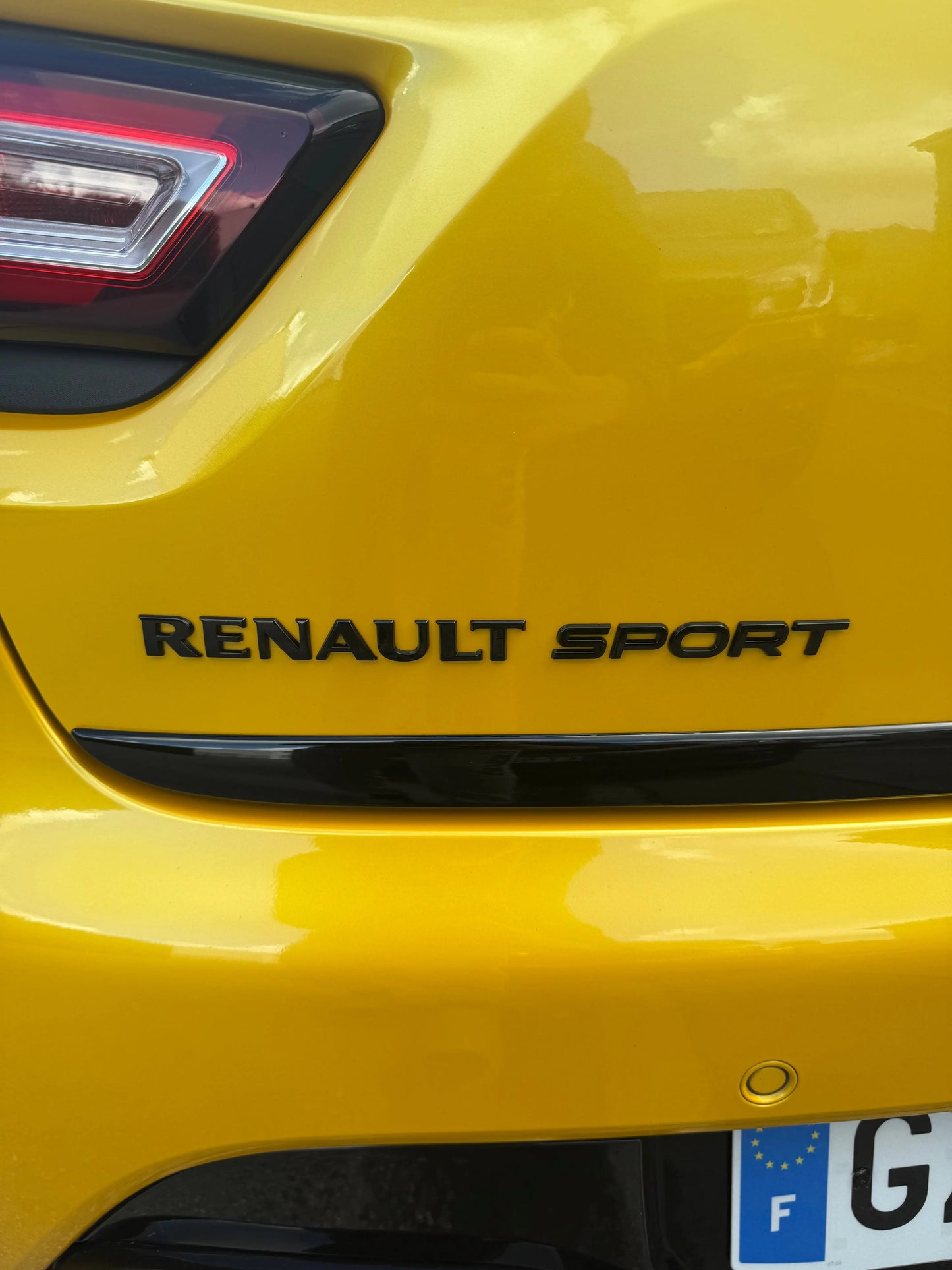 Logo “RENAULT SPORT” noir – Arrière hayon Clio 4 RS / Gamme Renault Sport FlexOAuto
