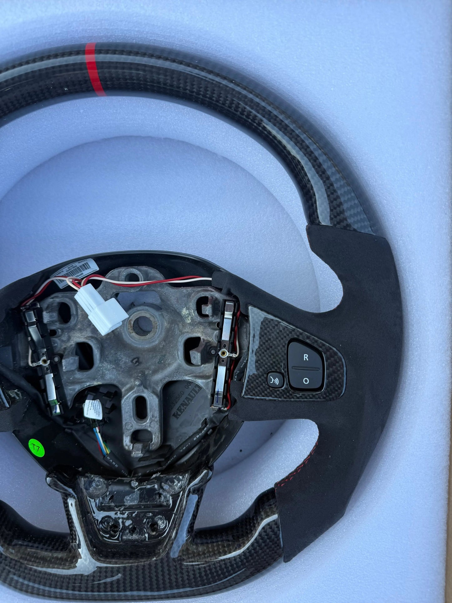 Volant Carbone Clio 4 RS – Surpiqûres Rouges & Repère Central Rouge FlexOAuto