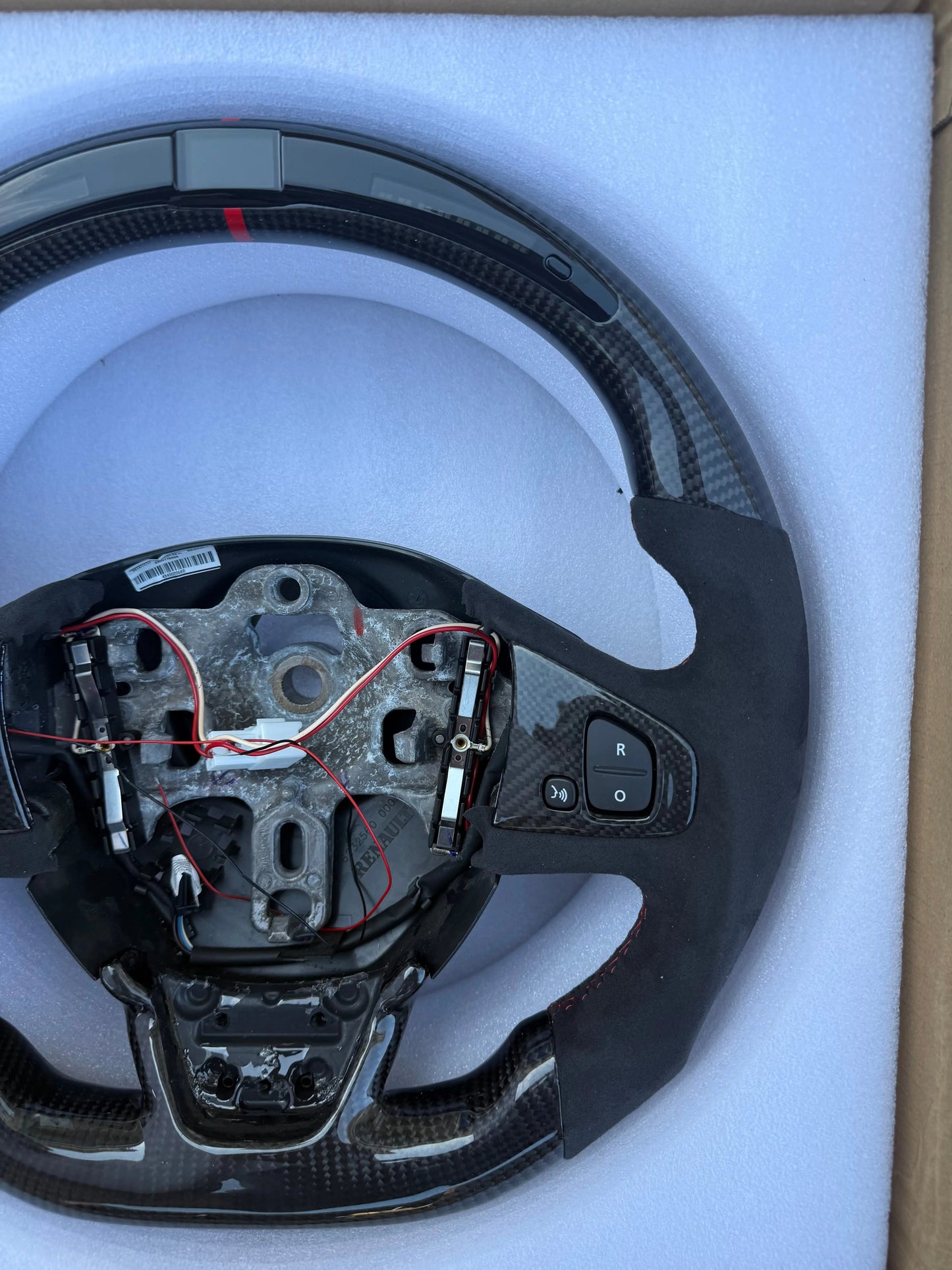 Volant Carbone LED Shift Light – Clio 4 RS (Surpiqûres & repère rouge) FlexOAuto