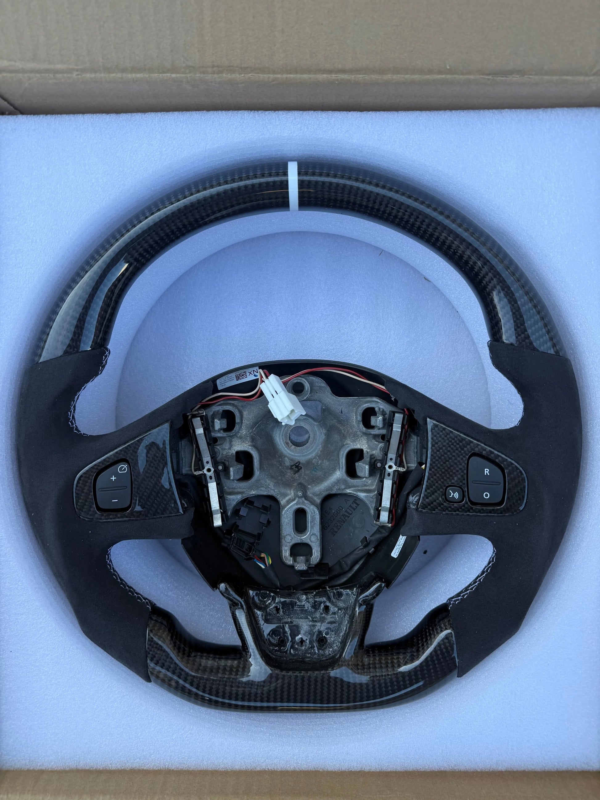 Volant Carbone Clio 4 RS – Surpiqûres blanches & repère racing FlexOAuto